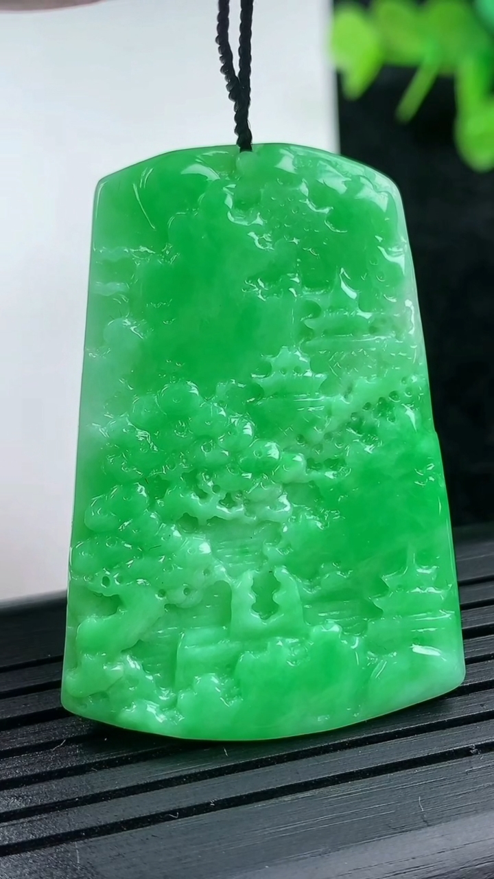 天然A货翡翠山水牌吊坠尺寸45.5-30.6-2.9重量:10.11g
3月14日