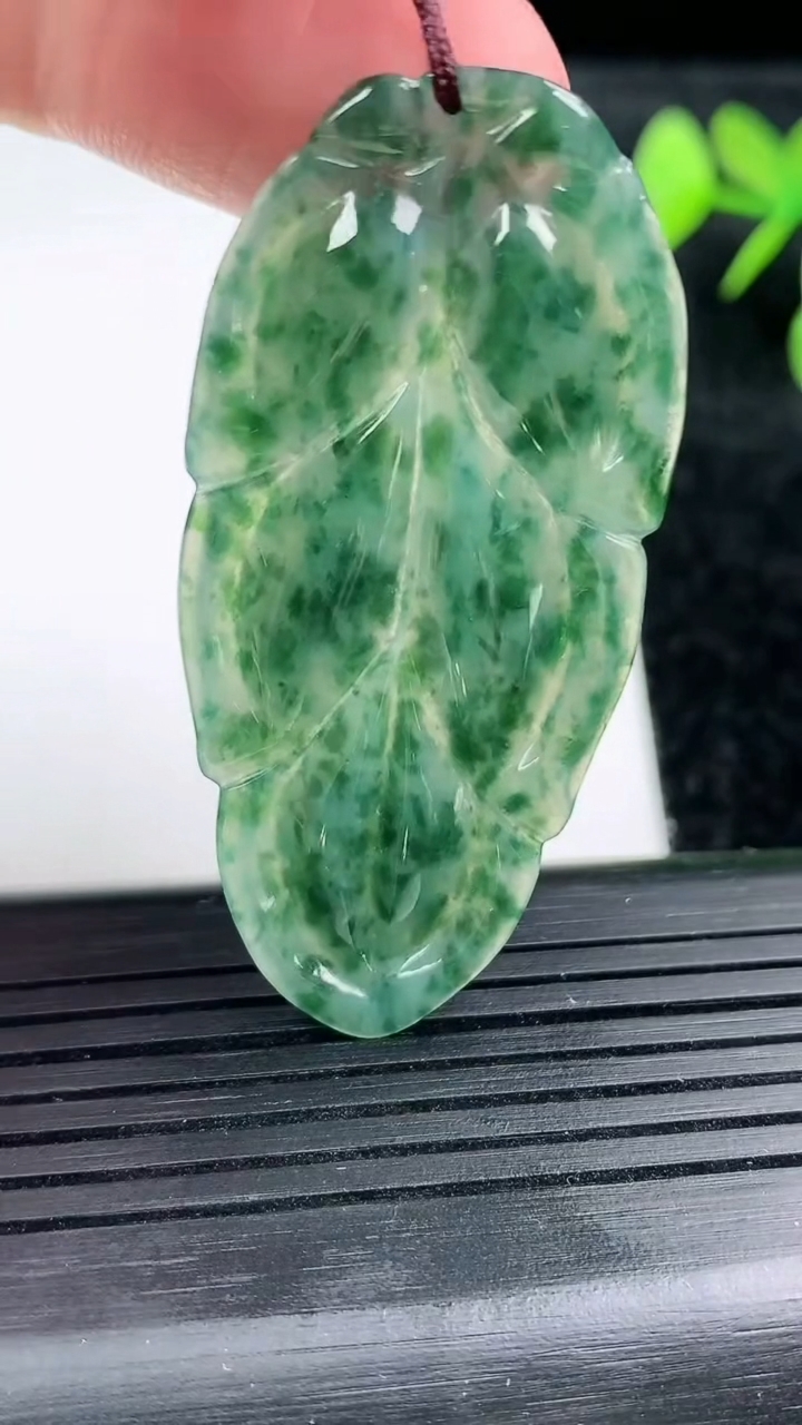 天然A货翡翠飘花金枝玉叶 叶子吊坠尺寸52.1-23.4-3.4重量:7.45g
3月14日
