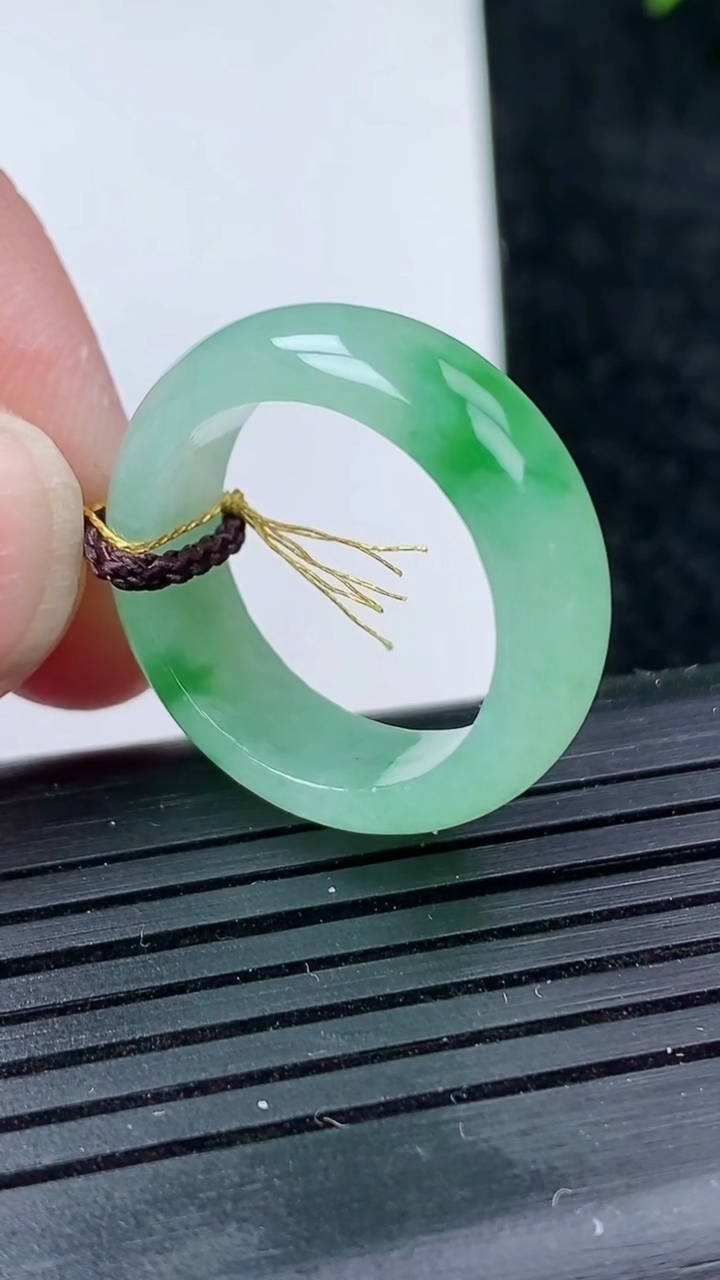 天然A货翡翠指环戒指尺寸17.8-6.6-3.1重量:4.20g2026年3月14日
工厂直销收藏佳品,种好水足，色泽均匀，有种有色，上手高大气！