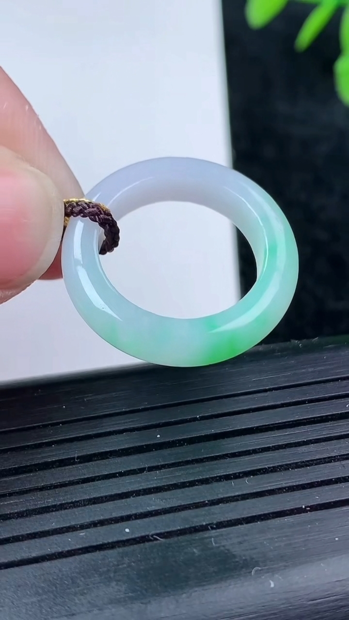 天然A货翡翠指环戒指尺寸17.1-4.8-3.6重量:3.68g2026年3月14日
工厂直销收藏佳品,种好水足，色泽均匀，有种有色，上手高大气！