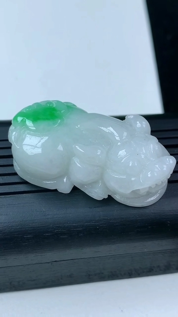 天然A货翡翠貔貅吊坠尺寸37.5-20.7-12.8重量:20.68g
3月14日