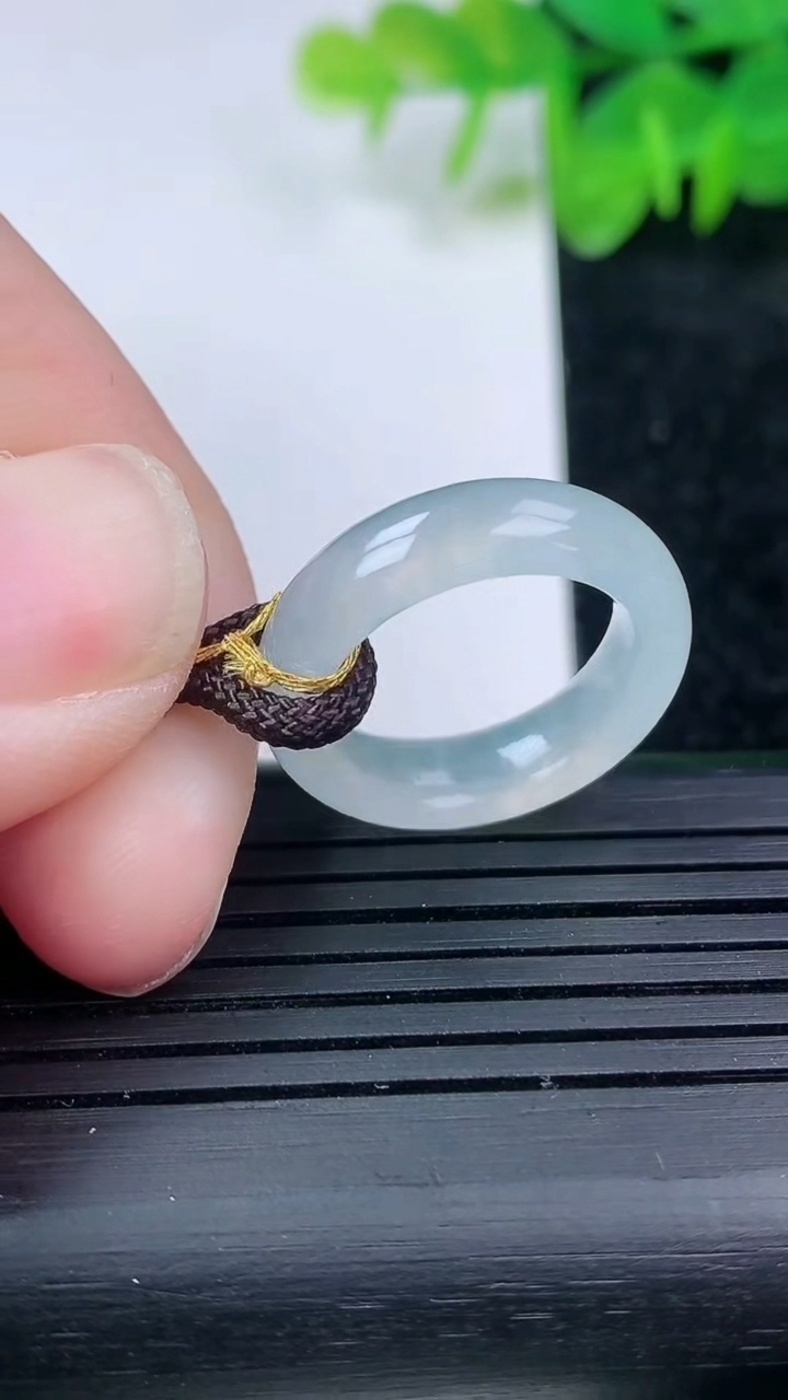 天然A货翡翠指环戒指尺寸16-5.5-3.3重量:3.26g2026年3月14日
工厂直销收藏佳品,种好水足，色泽均匀，有种有色，上手高大气！