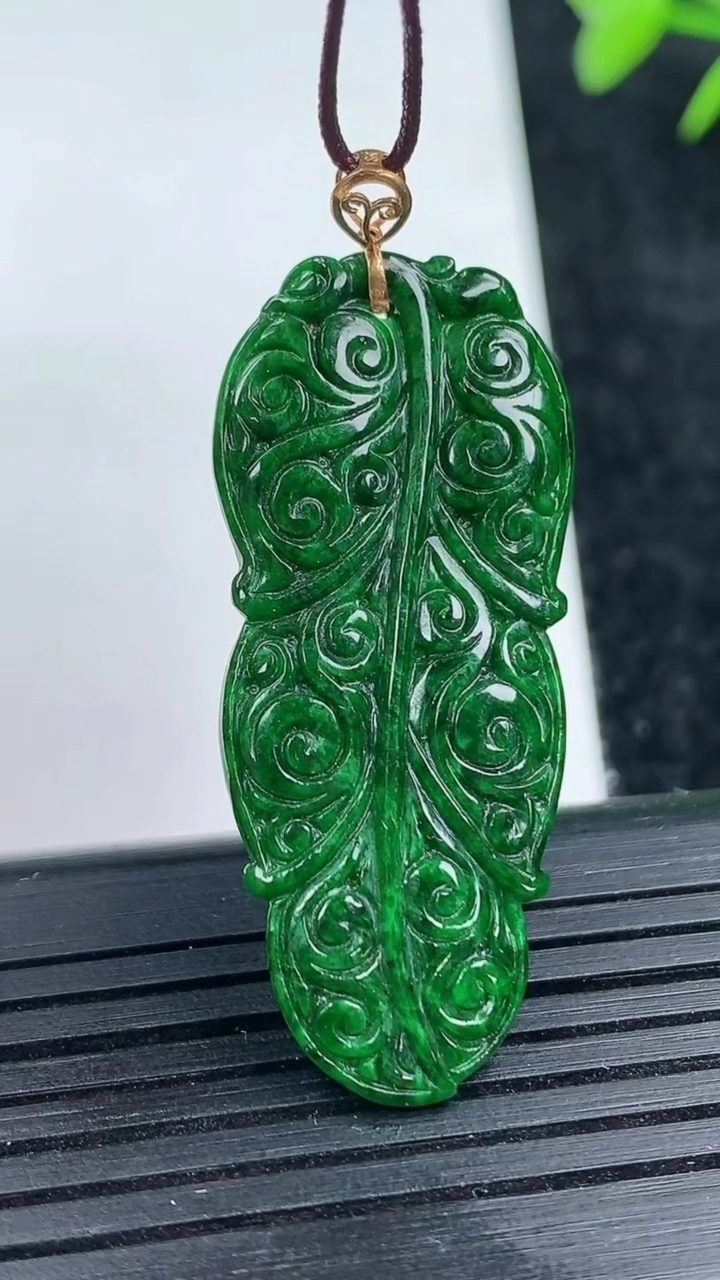 天然A货翡翠金枝玉叶 叶子吊坠尺寸39.8-17.1-2.4重量:3.58g
3月14日