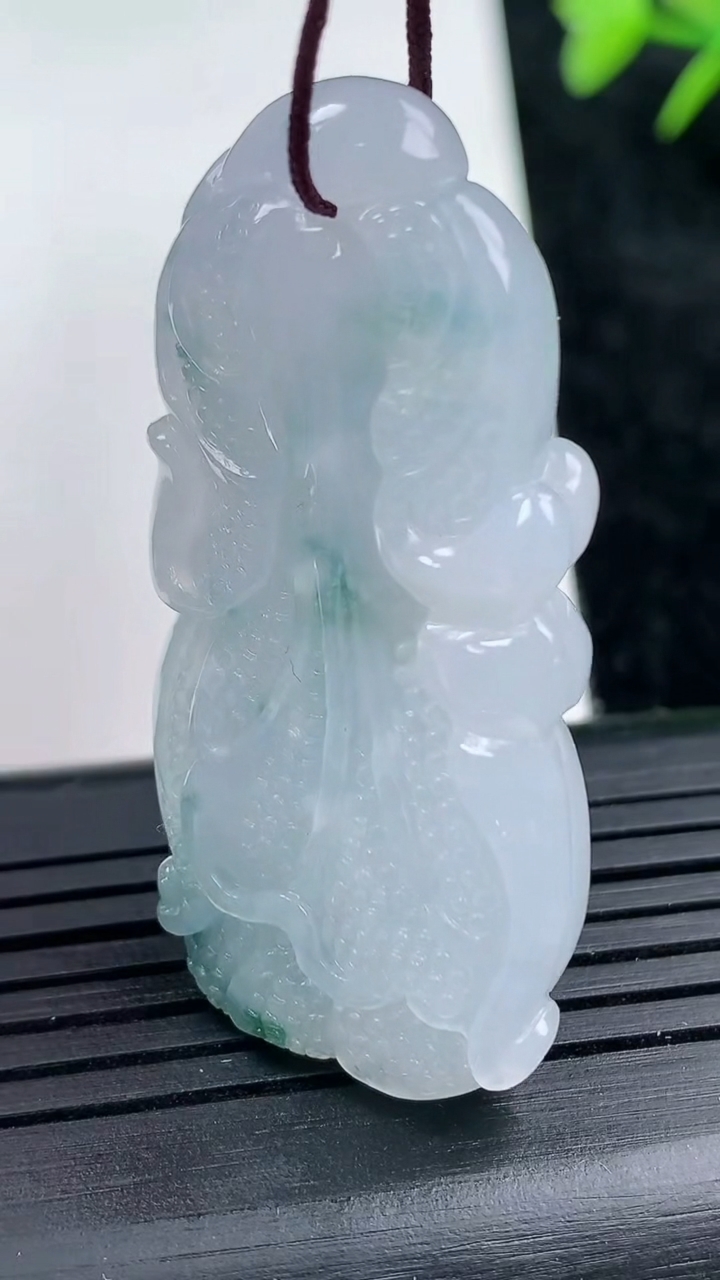 天然A货翡翠飘花白菜吊坠尺寸45-21.3-7.5重量:16.32g
3月14日