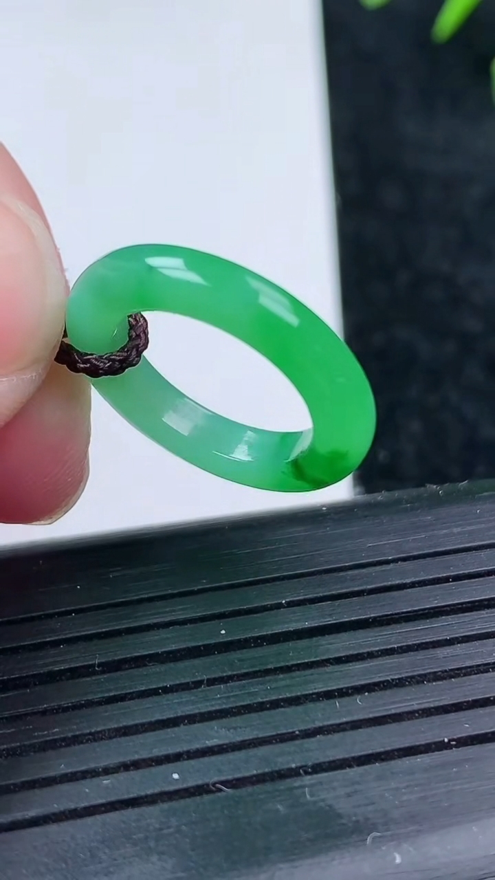天然A货翡翠指环戒指尺寸14.6-3.5-3.3重量:2.26g2026年3月14日
工厂直销收藏佳品,种好水足，色泽均匀，有种有色，上手高大气！