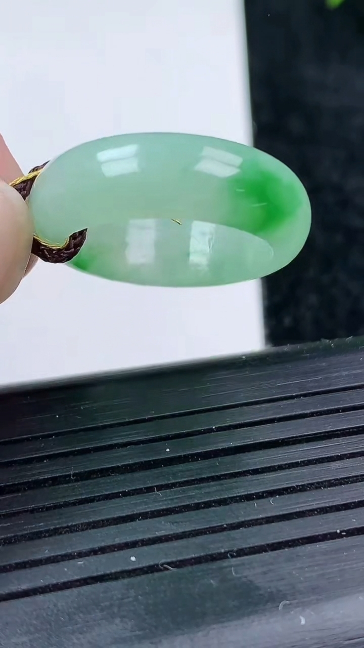 天然A货翡翠指环戒指尺寸17.8-6.6-3.1重量:4.20g2026年3月14日
工厂直销收藏佳品,种好水足，色泽均匀，有种有色，上手高大气！