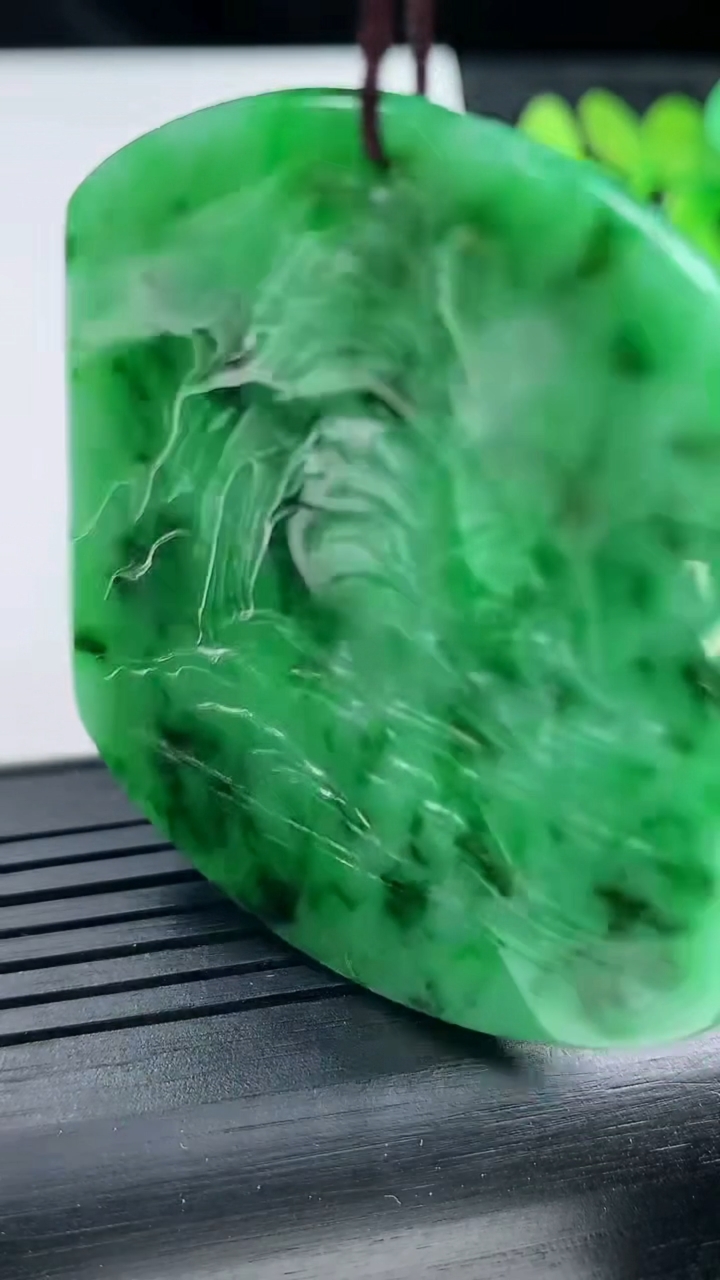 天然A货翡翠山水牌吊坠尺寸53.3-43.9-4重量:25.74g
3月14日