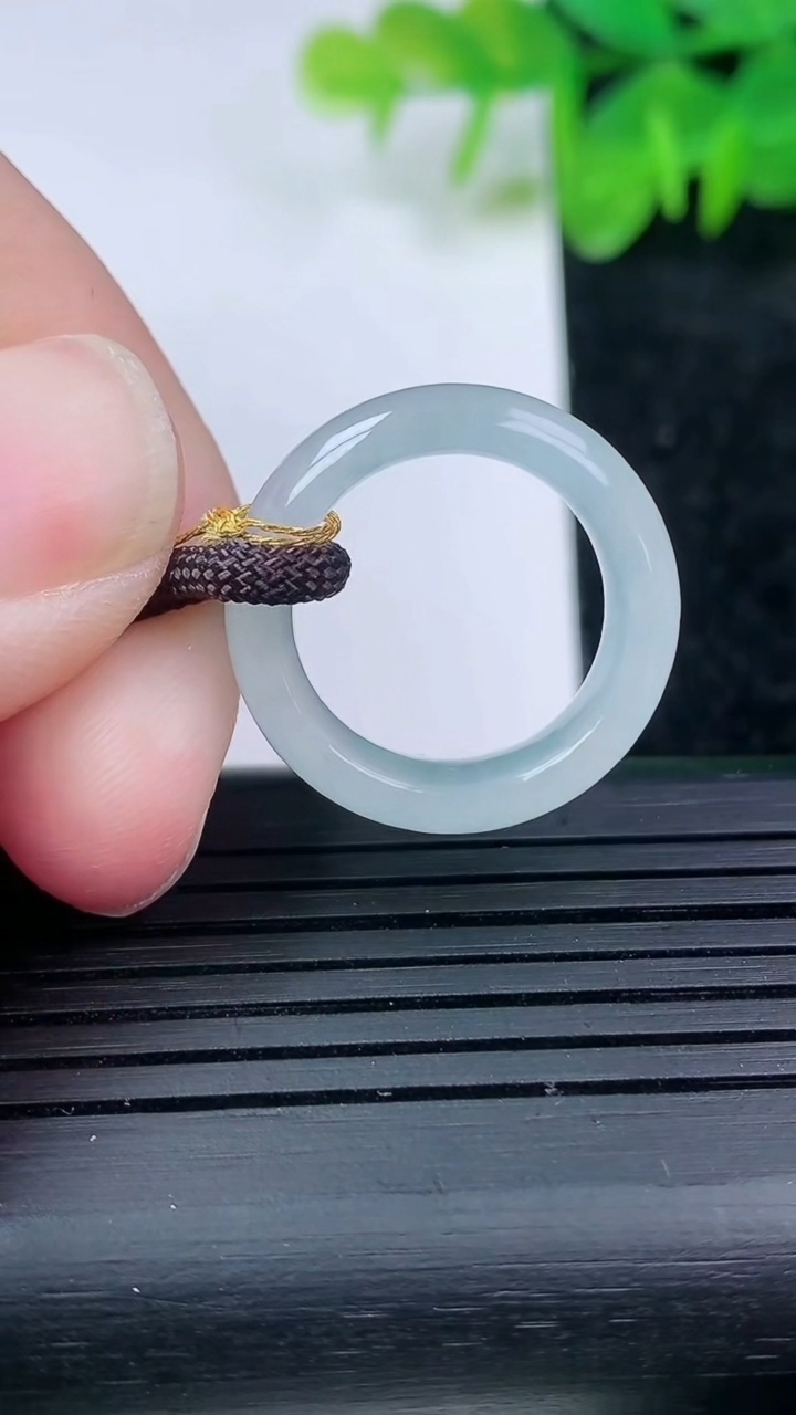 天然A货翡翠指环戒指尺寸16-5.5-3.3重量:3.26g2026年3月14日
工厂直销收藏佳品,种好水足，色泽均匀，有种有色，上手高大气！