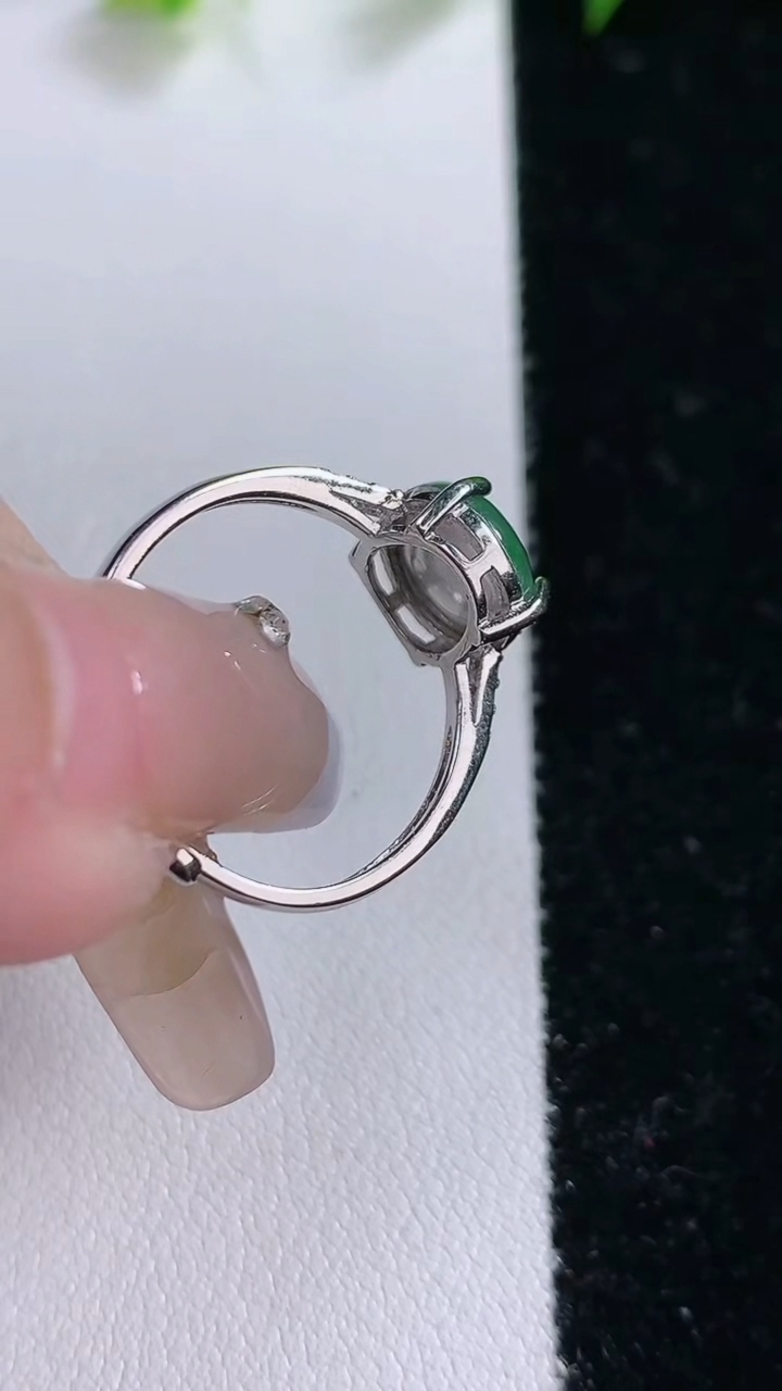 天然A货翡翠蛋面戒指，尺寸8.8-8.3，重:1.86g2026年3月14日
工厂直销收藏佳品,种好水足，色泽均匀，有种有色，上手高大气！