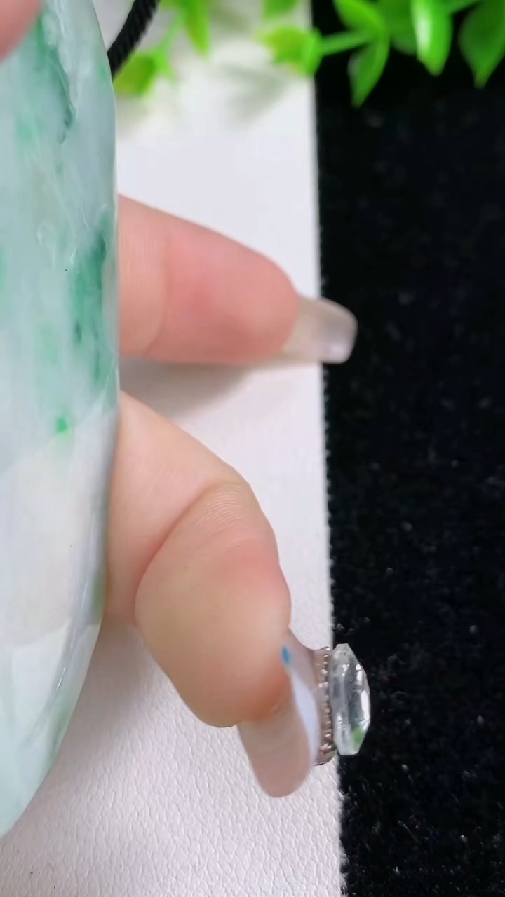 天然A货翡翠山水牌吊坠，尺寸76-52-10.8，重:81.78g
3月14日