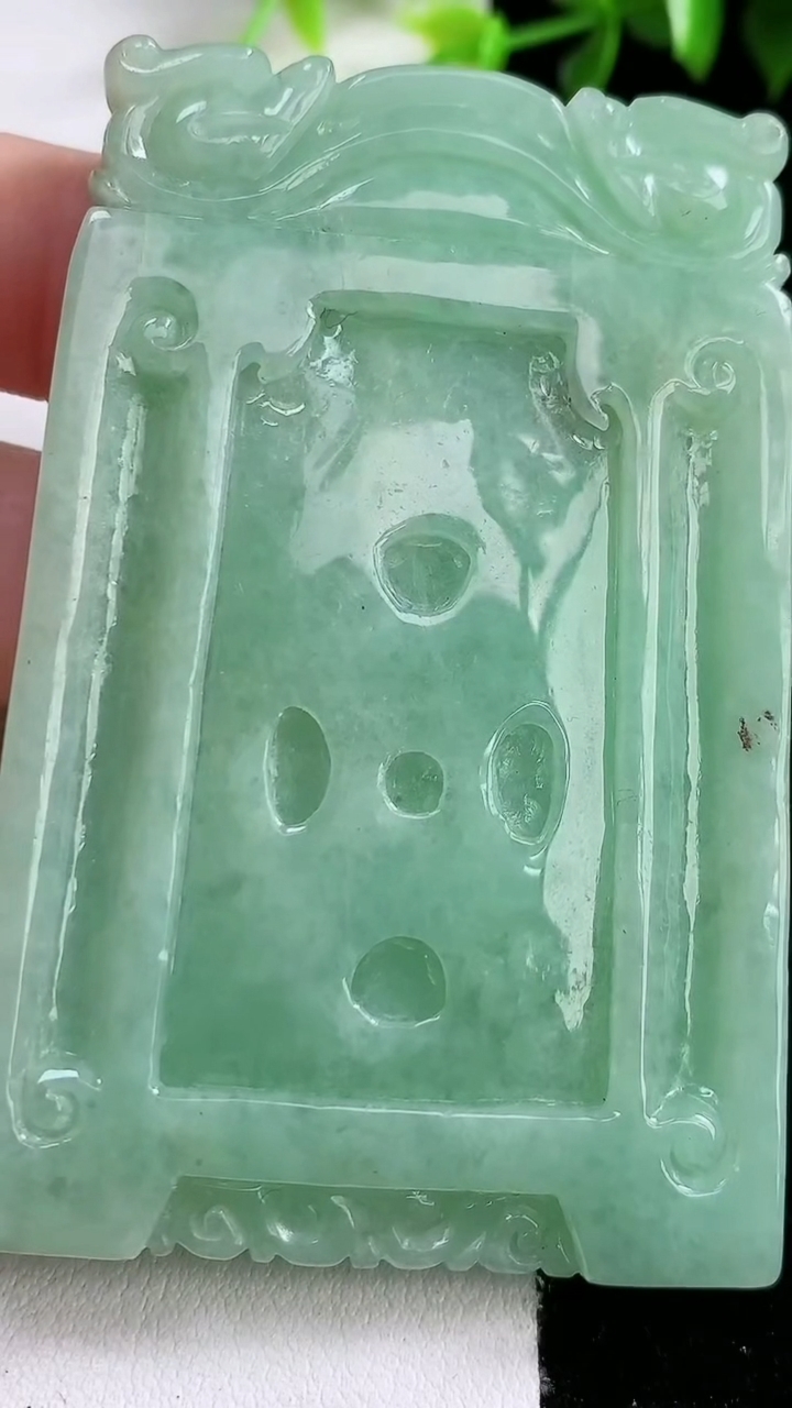 天然A货翡翠仿古龙牌吊坠，尺寸69-46-9.4，重:81.78g
3月14日