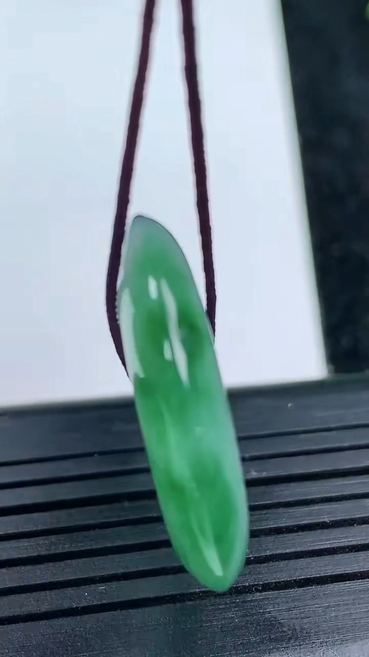 天然A货翡翠平安扣吊坠尺寸27-5.4重量:8.89g
3月14日