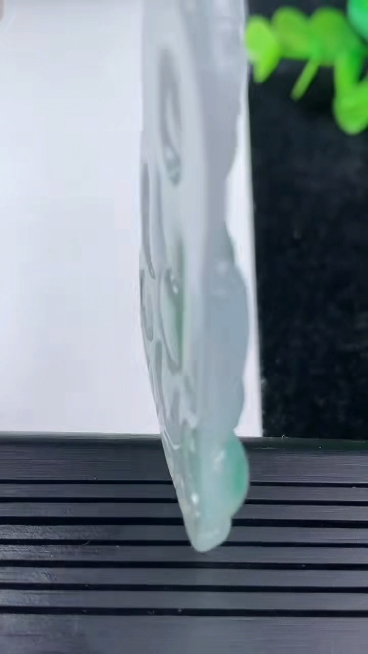 天然A货翡翠种飘花观音菩萨吊坠尺寸54.7-35.7-5重量:18.51g
3月14日