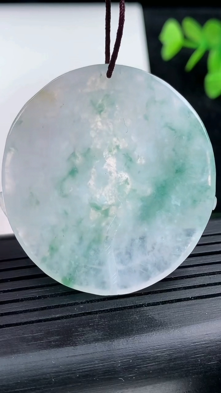 天然A货翡翠飘花貔貅牌吊坠尺寸44.3-43.7-8.7重量:23.06g
3月14日