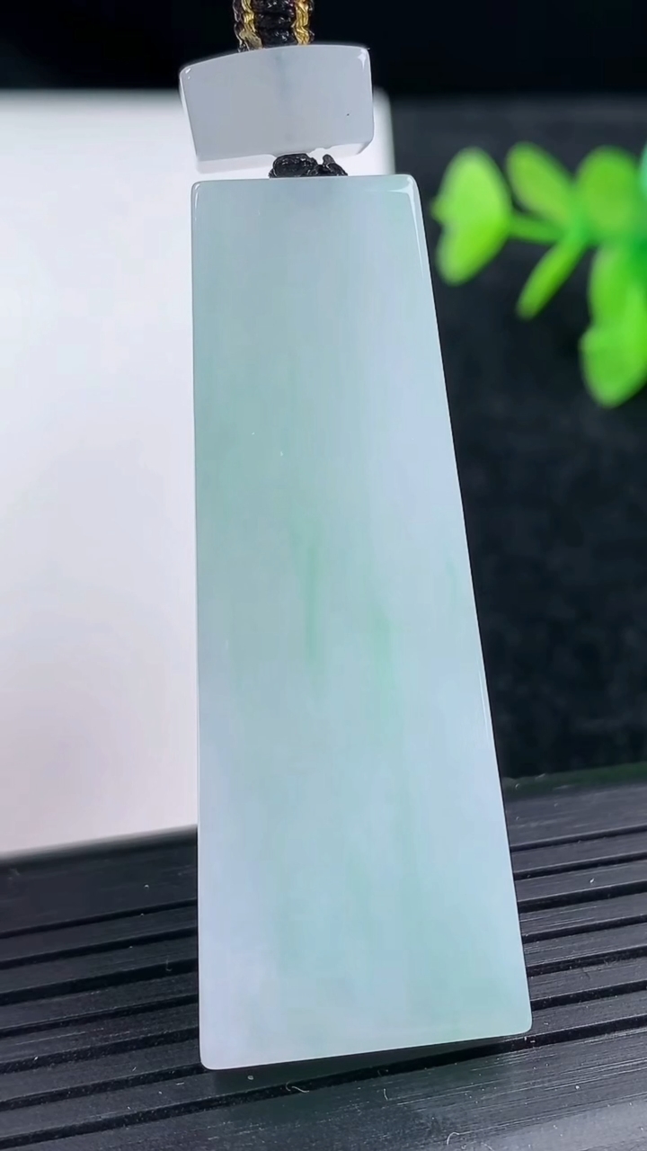 天然A货翡翠无事牌吊坠尺寸51.6-19.4-6重量:15.90g
3月14日