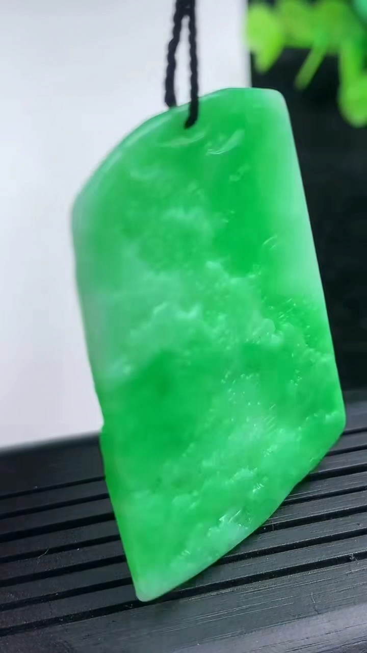 天然A货翡翠山水牌吊坠尺寸45.5-30.6-2.9重量:10.11g
3月14日