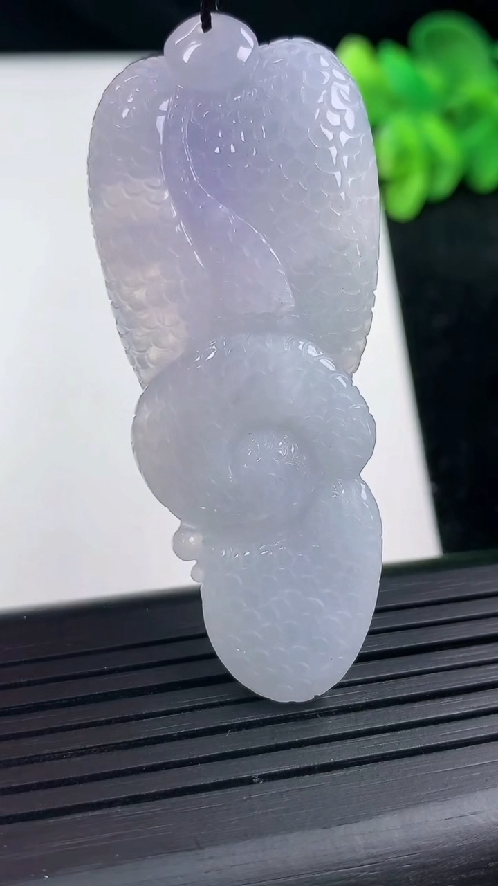 天然A货翡翠紫罗兰生肖蛇吊坠尺寸60.4-23.7-14.3重量:24.37g
3月14日