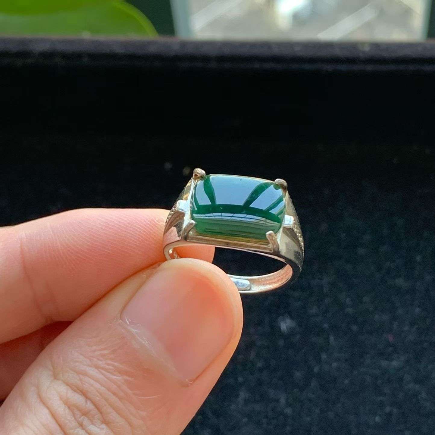 A货天然翡翠冰糯种925银满绿戒指活口重量3.05
3月14日