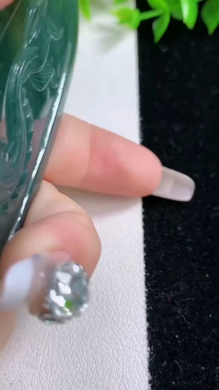 天然A货翡翠双彩龙牌吊坠，尺寸73.8-42.5-8.8，重:55.41g
3月14日