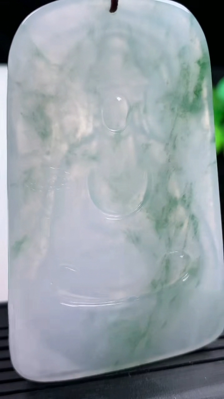 天然A货翡翠种飘花大势至菩萨吊坠尺寸69.2-43.7-5.6重量:39.28g
3月14日