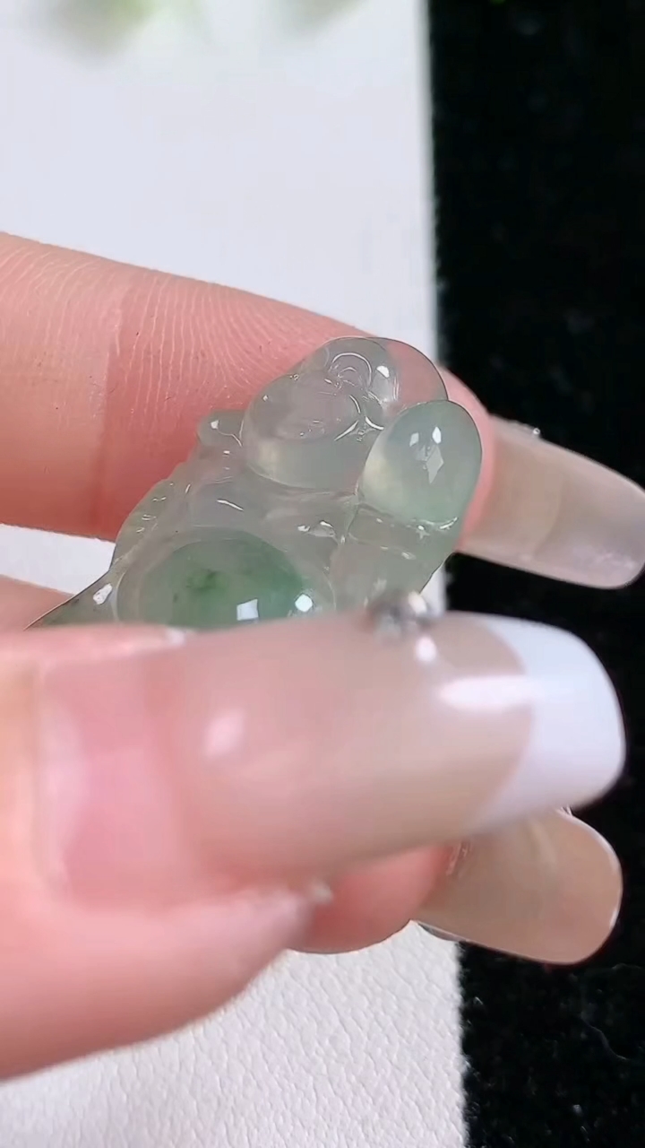 天然A货翡翠布袋佛吊坠，尺寸33-21-5.5重:5.88g
3月14日