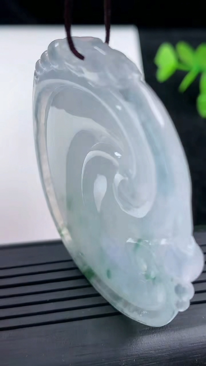 天然A货翡翠种飘花如意吊坠尺寸54.6-44.7-5.5重量:25.56g
3月14日