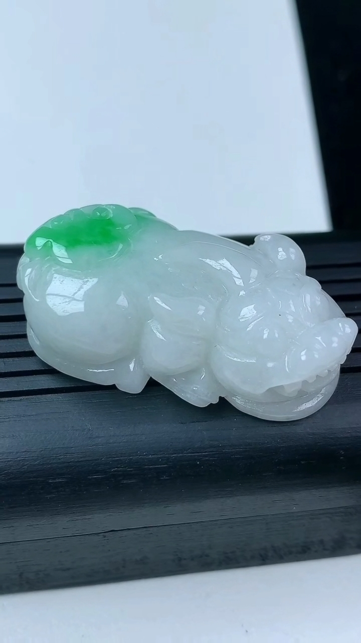 天然A货翡翠貔貅吊坠尺寸37.5-20.7-12.8重量:20.68g
3月14日