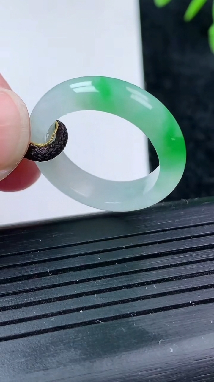 天然A货翡翠指环戒指尺寸18.8-5.8-3.5重量:4.36g2026年3月14日
工厂直销收藏佳品,种好水足，色泽均匀，有种有色，上手高大气！