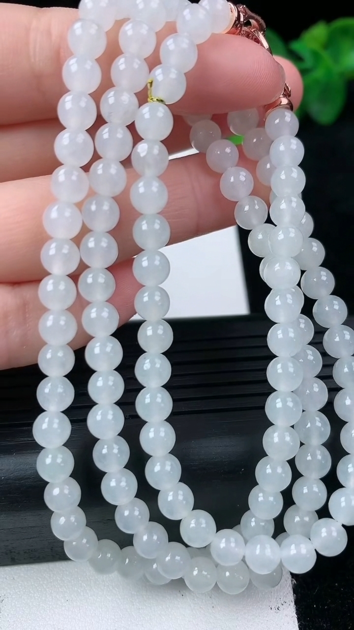 天然A货翡翠圆珠项链尺寸5.2-117颗重量:32.11g3月14日
工厂直销收藏佳品,种好水足，色泽均匀，有种有色，上手高大气！