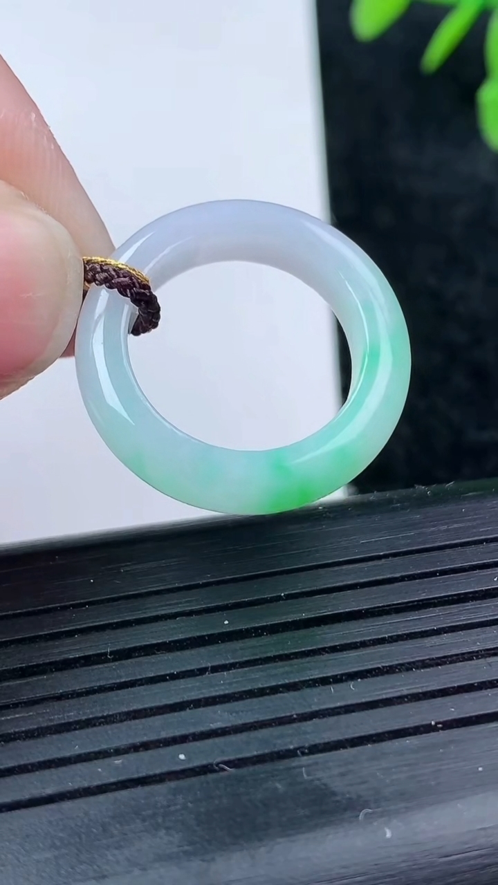 天然A货翡翠指环戒指尺寸17.1-4.8-3.6重量:3.68g2026年3月14日
工厂直销收藏佳品,种好水足，色泽均匀，有种有色，上手高大气！