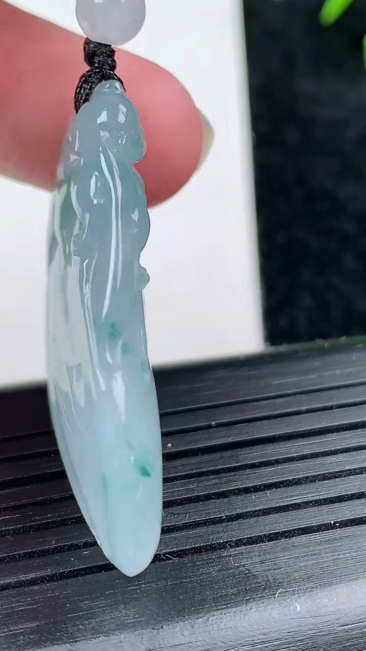 天然A货翡翠冰种飘花福瓜吊坠尺寸40.5-19.1-7.6重量:13.39g
3月14日