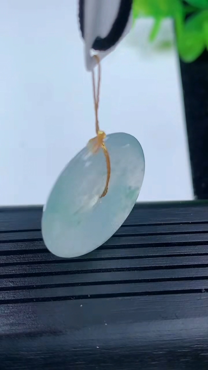 天然A货翡翠冰种飘花平安扣吊坠尺寸24.6-4.8重量:6.41g
3月14日