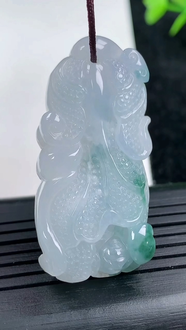 天然A货翡翠飘花白菜吊坠尺寸45-21.3-7.5重量:16.32g
3月14日