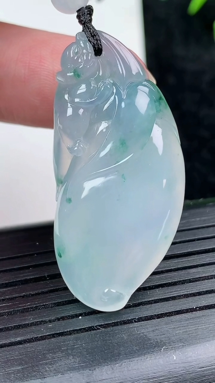 天然A货翡翠冰种飘花福瓜吊坠尺寸40.5-19.1-7.6重量:13.39g
3月14日