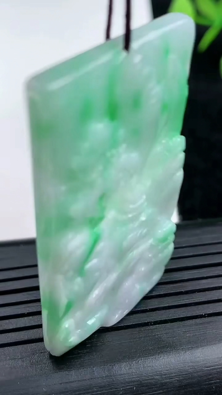 天然A货翡翠山水牌吊坠尺寸47.5-26.8-4.8重量:18.88g
3月14日