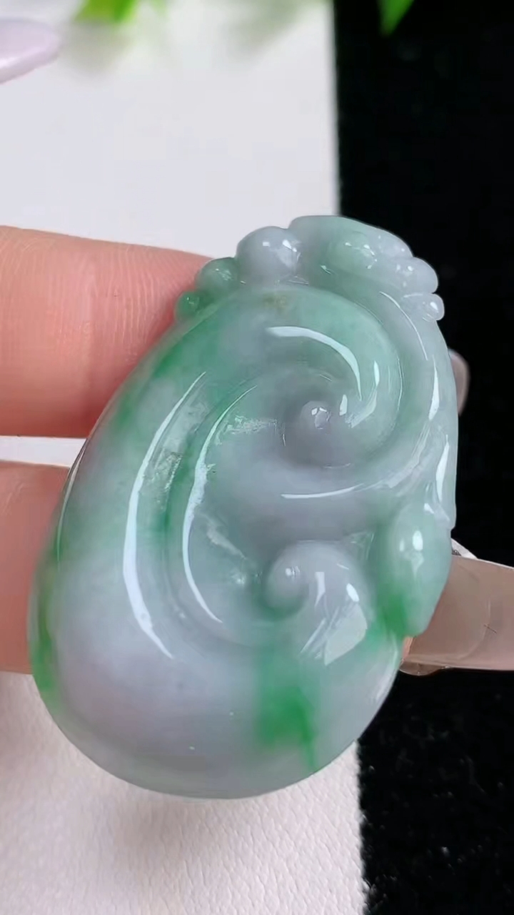 天然A货翡翠如意吊坠，尺寸 43.5-29-5，重: 10.29g
3月14日