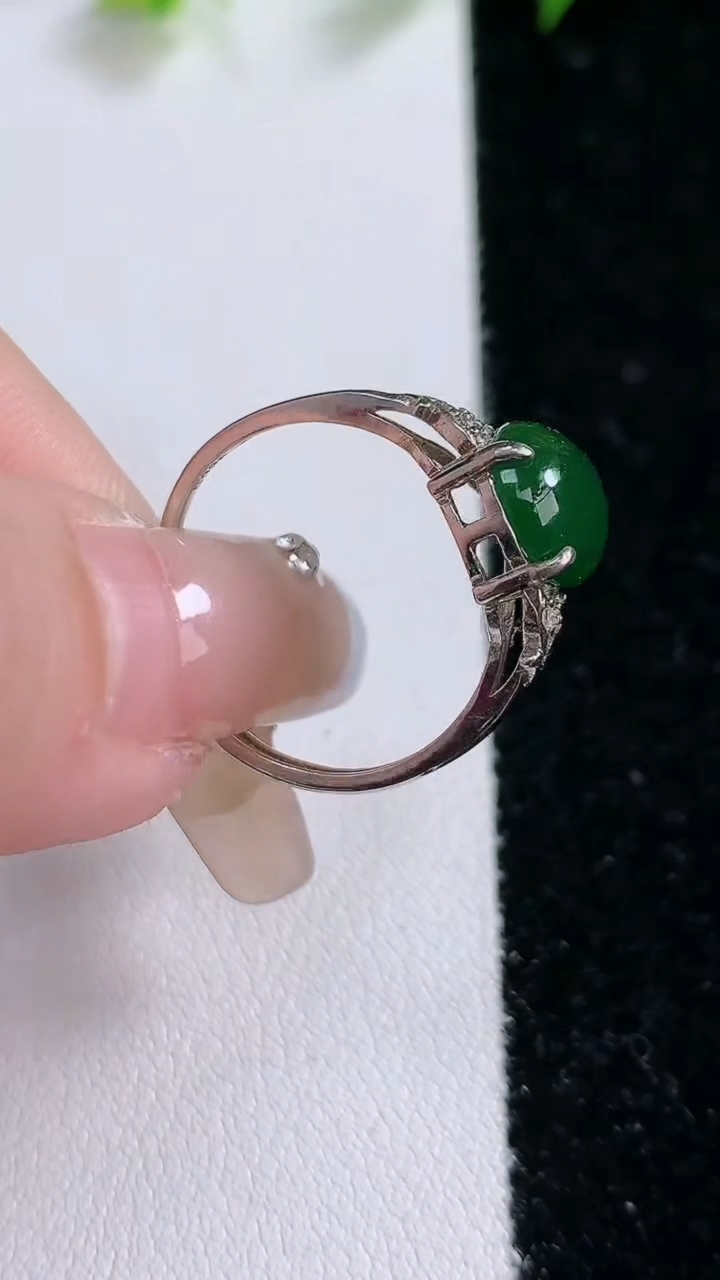 天然A货翡翠蛋面戒指，尺寸9.1-8.4，重:2.08g2026年3月14日
工厂直销收藏佳品,种好水足，色泽均匀，有种有色，上手高大气！