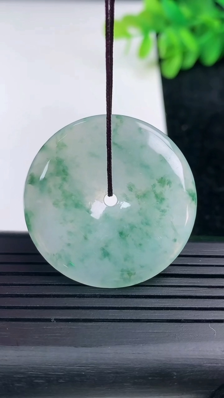 天然A货翡翠飘花平安扣吊坠尺寸34.6-4.5重量:12.53g
3月14日