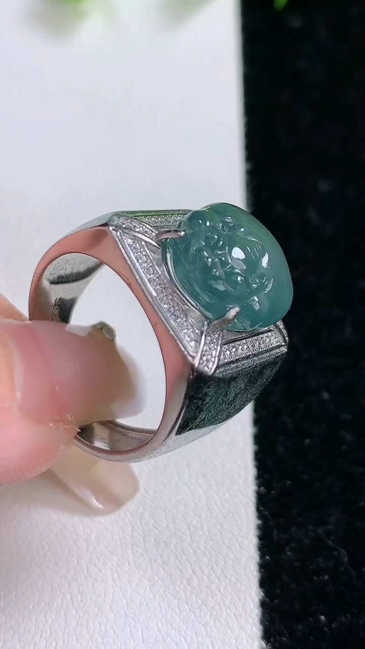 天然A货翡翠貔貅戒指，尺寸14.6-12.8-5，重:10.57g2026年3月14日
工厂直销收藏佳品,种好水足，色泽均匀，有种有色，上手高大气！