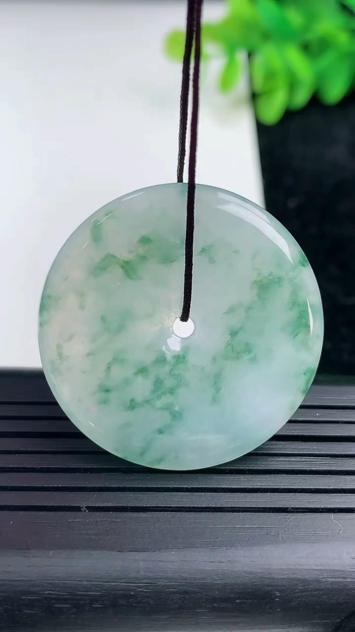 天然A货翡翠飘花平安扣吊坠尺寸34.6-4.5重量:12.53g
3月14日