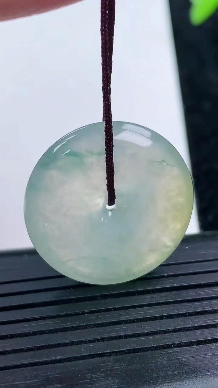 天然A货翡翠种飘花平安扣吊坠尺寸26.4-5.4重量:8.16g
3月14日