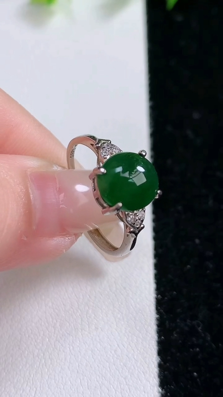天然A货翡翠蛋面戒指，尺寸9.1-8.4，重:2.08g2026年3月14日
工厂直销收藏佳品,种好水足，色泽均匀，有种有色，上手高大气！
