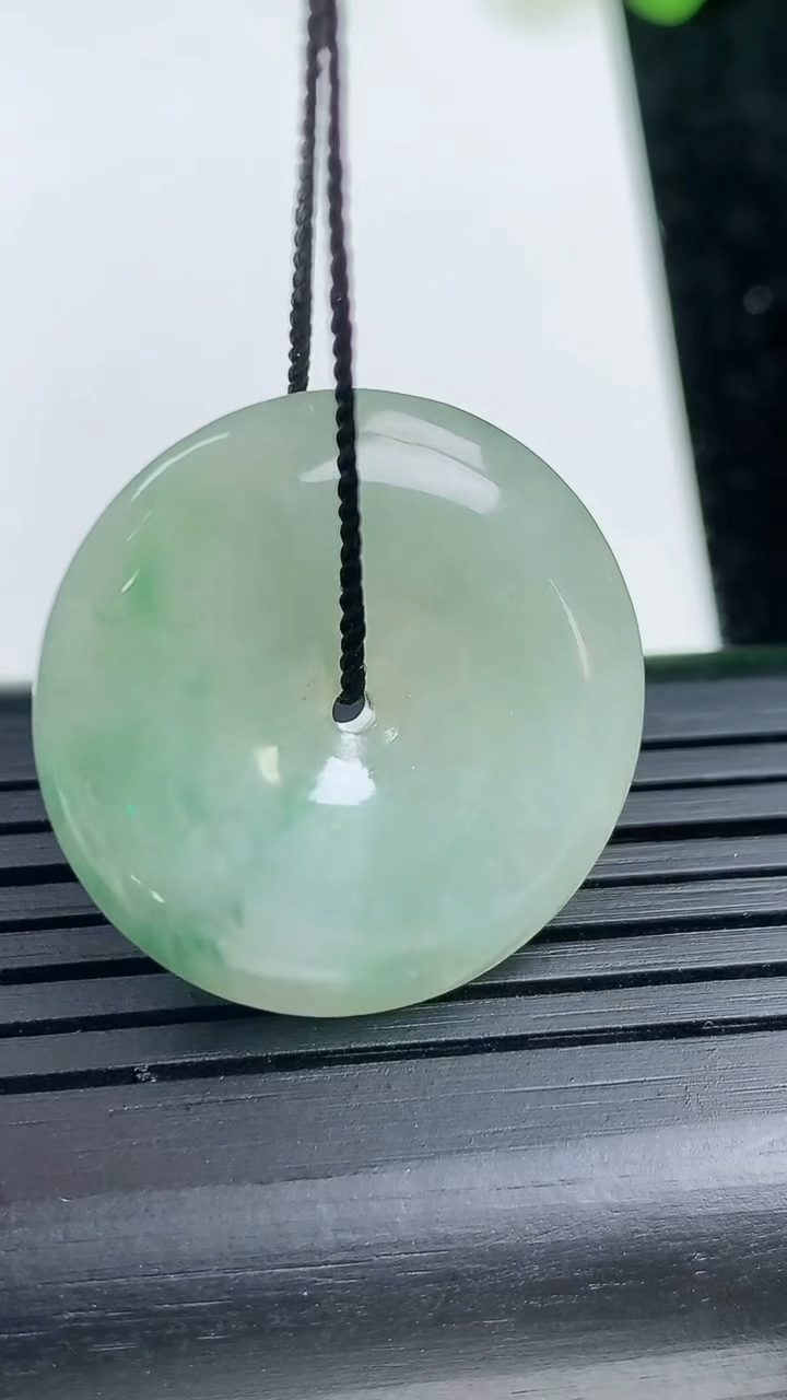 天然A货翡翠飘花平安扣吊坠尺寸26.2-5.3重量:8.06g
3月14日