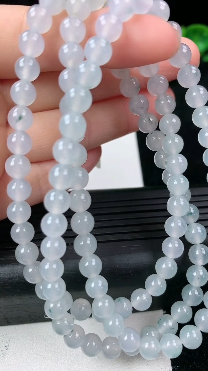 天然A货翡翠种飘花圆珠项链尺寸5.9-108颗重量:41.24g
3月14日