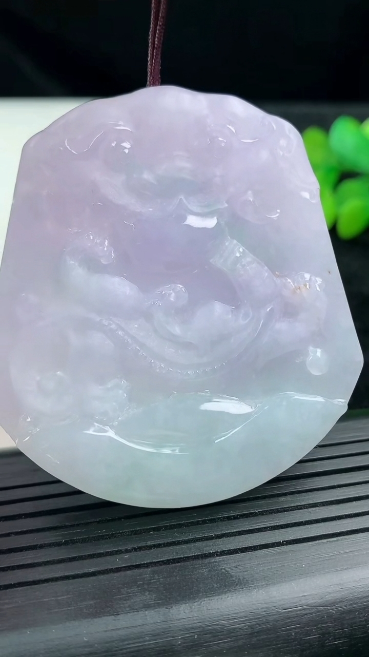 天然A货翡翠紫罗兰龙牌吊坠尺寸56.9-52.9-7.7重量:50.28g
3月14日