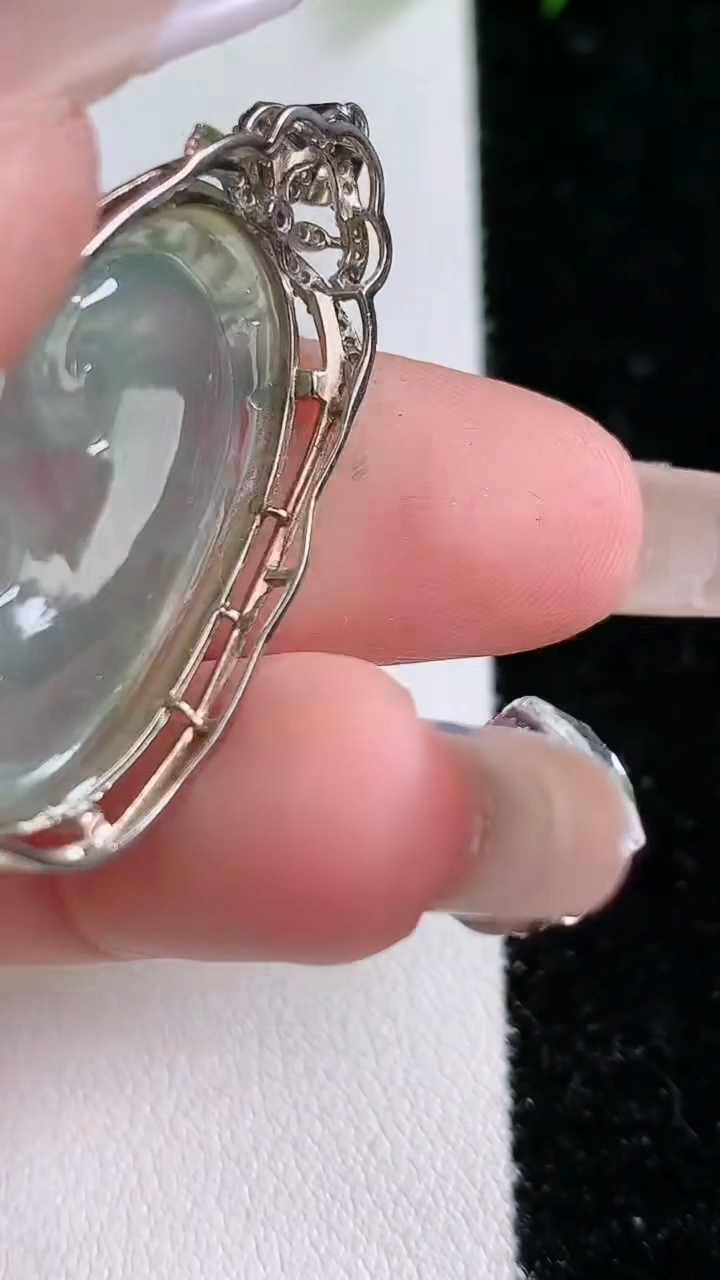 天然A货翡翠种白冰如意吊坠，尺寸26-17-5.3，重:6.22g
3月14日