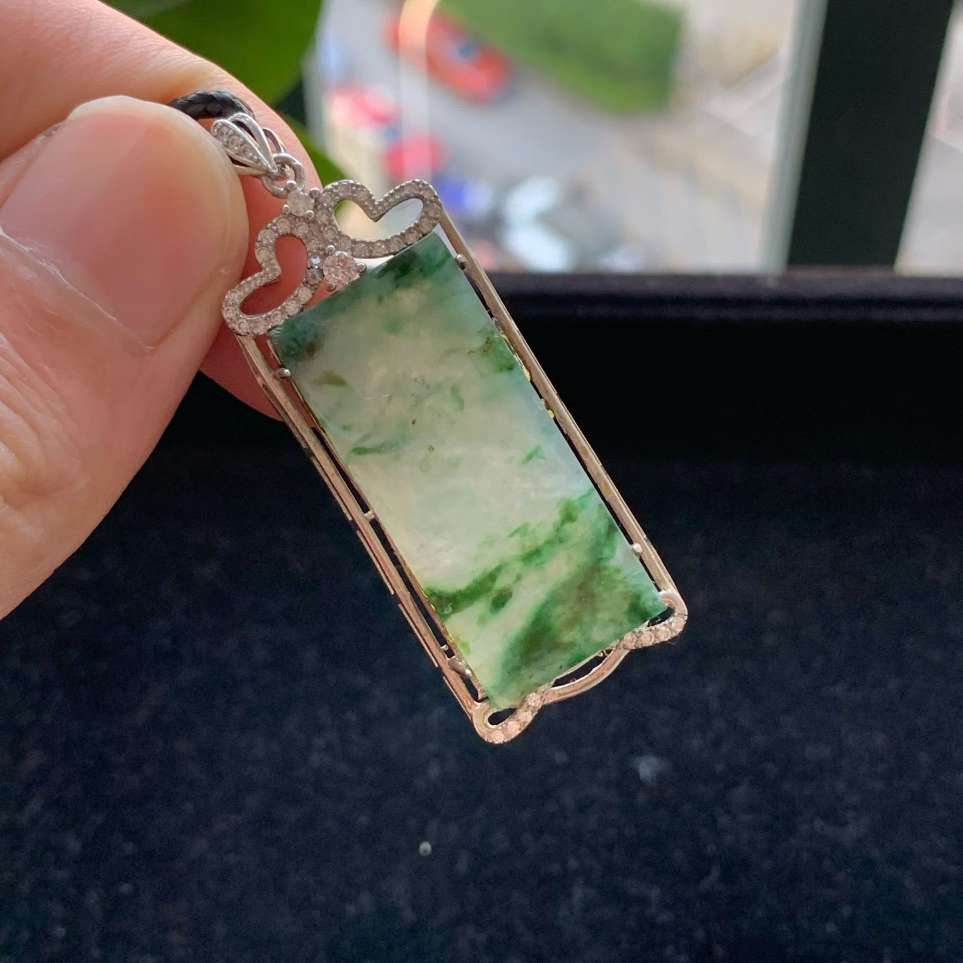 A货天然翡翠冰糯种925银飘绿无事牌吊坠重量3.45
3月14日