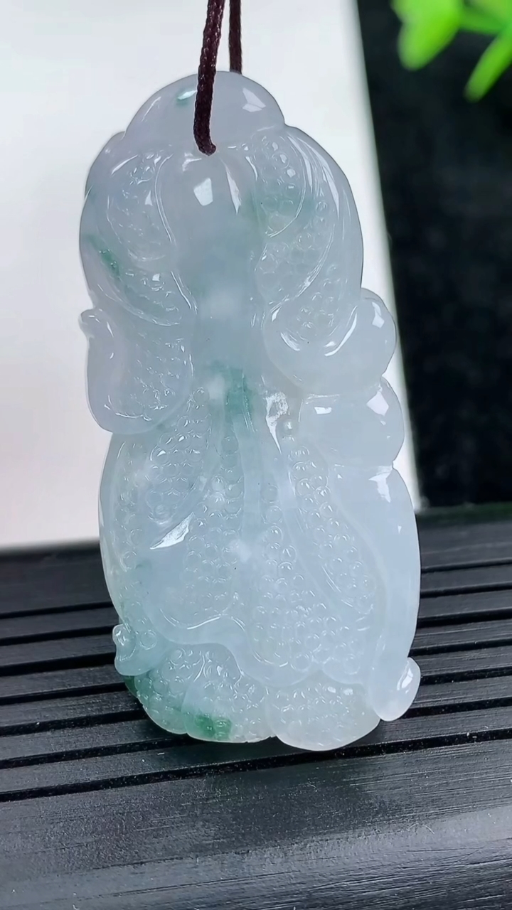 天然A货翡翠飘花白菜吊坠尺寸45-21.3-7.5重量:16.32g
3月14日