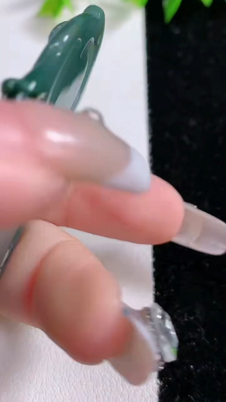 天然A货翡翠蓝水御龙观音菩萨吊坠，尺寸66.6-40-5，重:20.46g
3月14日