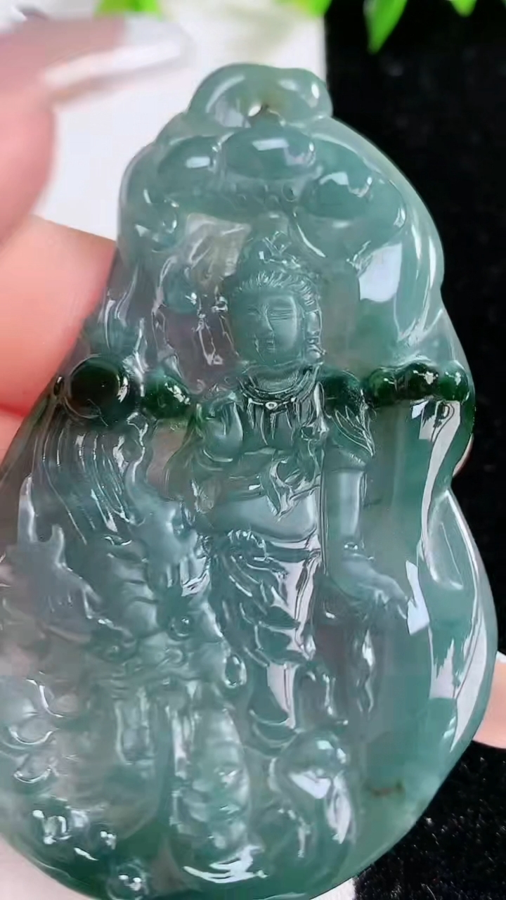 天然A货翡翠蓝水御龙观音菩萨吊坠，尺寸66.6-40-5，重:20.46g
3月14日